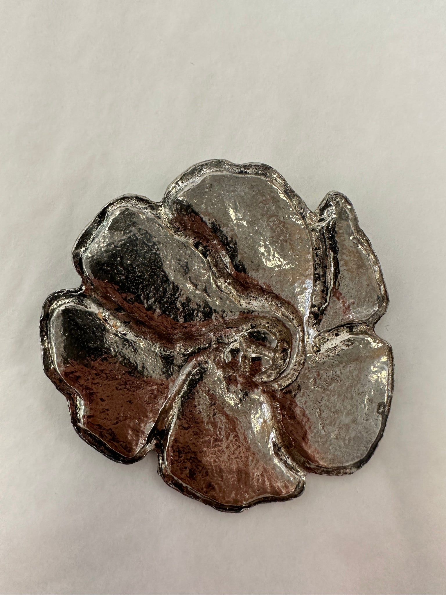 Broche argenté en forme de fleurs Cacharel vintage