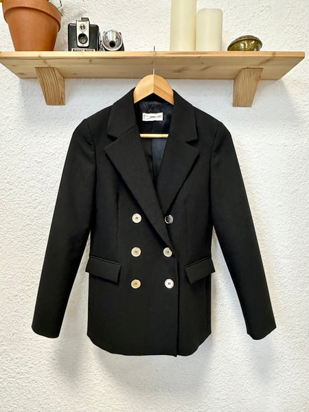 Blazer noir avec boutons dorés Mango