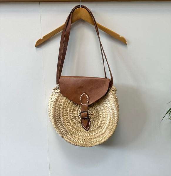 Sac en paille avec rabat en cuir marron