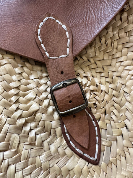 Sac en paille avec rabat en cuir marron